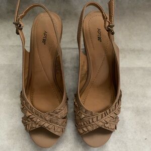 NWOT Apt. 9 Women's Tan Slingback Sandals